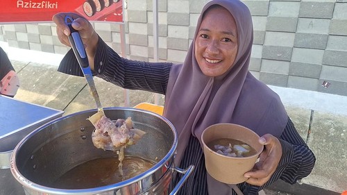 Kuliner lontong kikil tanpa tulang yang tengah viral di kalangan warga Mataram. Puluhan warga mengantre untuk membeli kuliner itu pada Minggu (26/10/2025). (Nathea Citra/detikBali)