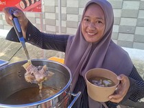 Cuma Rp 15 Ribu Seporsi, Warga Serbu Lontong Kikil Tanpa Tulang di Mataram