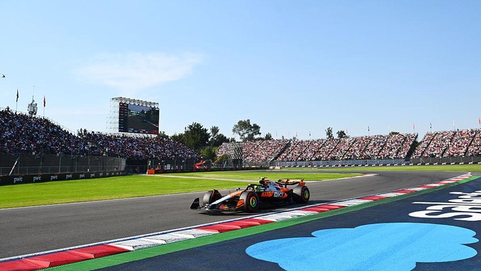 lando norris f1 gp meksiko 2025 grand prix meksiko f1 2025 formula 1 formula one MEXICO CITY, MEXICO - OCTOBER 25: Lando Norris of Great Britain driving the (4) McLaren MCL39 Mercedes on track during qualifying ahead of the F1 Grand Prix of Mexico at Autodromo Hermanos Rodriguez on October 25, 2025 in Mexico City, Mexico. (Photo by Mark Sutton - Formula 1/Formula 1 via Getty Images)