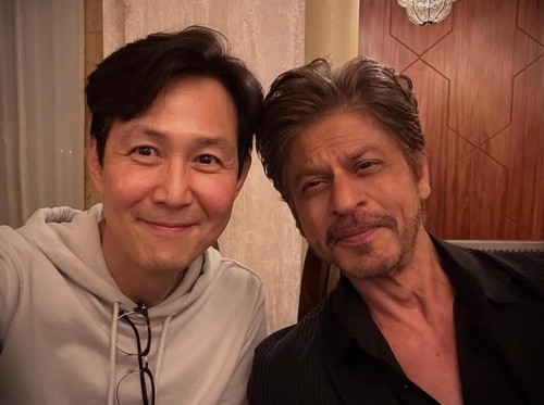 Lee Jung Jae foto bareng Shah Rukh Khan.