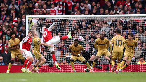 LONDON, ENGLAND - OCTOBER 26: Eberechi Eze of Arsenal scores his teams first goal during the Premier League match between Arsenal and Crystal Palace at Emirates Stadium on October 26, 2025 in London, England. (Photo by Alex Pantling/Getty Images)