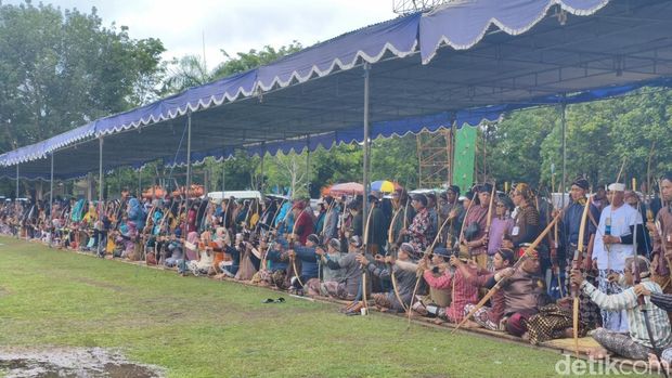 Lomba Jemparingan Para pemanah saat ikut dalam Gladhen Hageng Jemparingan Tingkat Nasional 2025 di Alun-alun Wates, Kulon Progo, Minggu (26/10/2025).
