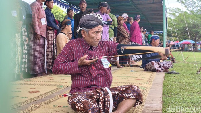 Lomba Jemparingan Para pemanah saat ikut dalam Gladhen Hageng Jemparingan Tingkat Nasional 2025 di Alun-alun Wates, Kulon Progo, Minggu (26/10/2025).