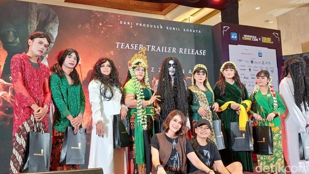 Luna Maya Luna Maya saat hadiri acara film Suzzanna: Santet Dosa di Atas Dosa.