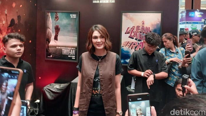 Luna Maya Luna Maya saat hadiri acara film Suzzanna: Santet Dosa di Atas Dosa.