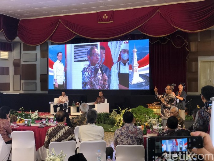 Mahfud MD di acara Forum Sambung Rasa Kebangsaan Untuk Indonesia Damai di Sasono Hinggil, Alun-alun Selatan Keraton Jogja, Minggu (26/10). Mahfud MD di acara Forum Sambung Rasa Kebangsaan Untuk Indonesia Damai di Sasono Hinggil, Alun-alun Selatan Keraton Jogja, Minggu (26/10/2025).