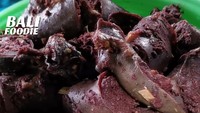 Bali punya sosis tradisionalnya sendiri. Terbuat dari darah dan usus babi, sosis ini dikenal dengan nama Oret Semuk. Foto: Instagram/balifoodies.official Bali punya sosis tradisionalnya sendiri. Terbuat dari darah dan usus babi, sosis ini dikenal dengan nama Oret Semuk. Foto: Instagram/balifoodies.official