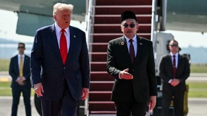 MALAYSIA-ASEAN-DIPLOMACY US President Donald Trump (L) speaks with Malaysias Prime Minister Anwar Ibrahim (R) as he walks from Air Force One upon arrival at Kuala Lumpur International Airport in Kuala Lumpur on October 26, 2025. US President Donald Trump arrived in Malaysia on October 26 on the first leg of an Asian tour that will include high-stakes trade talks with Chinese counterpart Xi Jinping. (Photo by ANDREW CABALLERO-REYNOLDS / AFP)