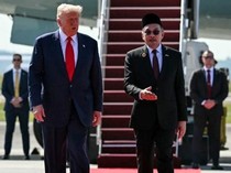 Mendarat di Negeri Jiran, Donald Trump Menari dengan Riang Gembira