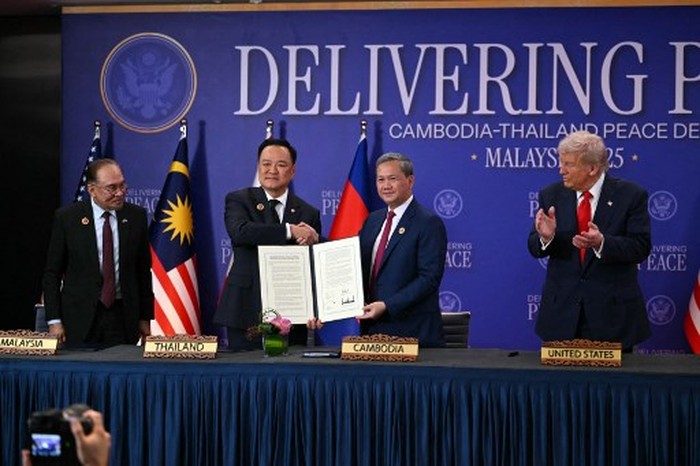 MALAYSIA-ASEAN-DIPLOMACY US President Donald Trump (R) claps as Thailands Prime Minister Anutin Charnvirakul (2nd L) shakes hands with Cambodias Prime Minister Hun Manet (2nd R) as Malaysias Prime Minister Anwar Ibrahim during a ceremonial signing of a ceasefire agreement between Cambodia and Thailand on the sidelines of the 47th Association of Southeast Asian Nations (ASEAN) Summit in Kuala Lumpur on October 26, 2025. (Photo by ANDREW CABALLERO-REYNOLDS / AFP)