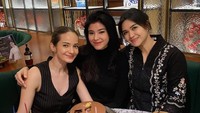 Terakhir ada keseruannya saat hangout dengan teman-temannya sambil merayakan ulang tahun di restoran. Tampak Enzy Storia ikut bergabung. Foto: Instagram/@medinamedinaaa