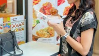 Saat berlibur ke Cirebon, Medina Dina mampir ke sebuah gerai kaki lima untuk menikmati ayam crispy. Foto: Instagram/@medinamedinaaa