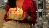 Saat berlibur ke Dubai, Medina mendapat kejutan ulang tahun. Ia mendapat kue yang disajikan dengan topping buah strawberry dan cream. Foto: Instagram/@medinamedinaaa