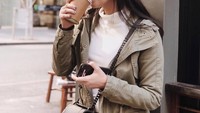 Momen berliburnya di luar negeri juga tampak pada momen satu ini. Medina Dina tampak asyik menikmati kopi di sebuah kafe di Australia. Foto: Instagram/@medinamedinaaa