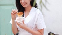 Soal kuliner, agaknya host acara ‘Hot Shot’ ini gemar menikmati dessert. Salah satunya ia menikmati es krim yang disajikan dalam cup. Foto: Instagram/@medinamedinaaa