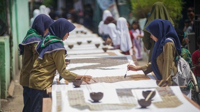 Membatik di Kain 116 Meter Rayakan 16 Tahun Batik diakui UNESCO