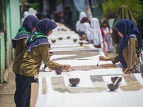Membatik di Kain 116 Meter Rayakan 16 Tahun Batik diakui UNESCO