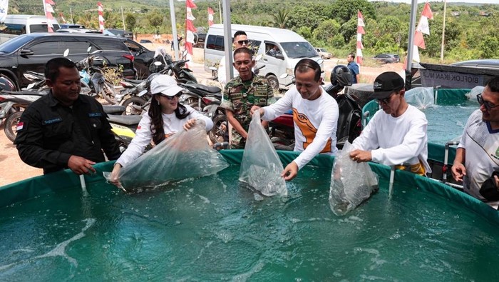 Menteri Transmigrasi M. Iftitah Sulaiman Suryanagara Menteri Transmigrasi M. Iftitah Sulaiman Suryanagara