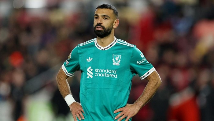 Soccer Football - Premier League - Brentford v Liverpool - GTech Community Stadium, London, Britain - October 25, 2025 Liverpools Mohamed Salah looks dejected during the match REUTERS/Toby Melville EDITORIAL USE ONLY. NO USE WITH UNAUTHORIZED AUDIO, VIDEO, DATA, FIXTURE LISTS, CLUB/LEAGUE LOGOS OR LIVE SERVICES. ONLINE IN-MATCH USE LIMITED TO 120 IMAGES, NO VIDEO EMULATION. NO USE IN BETTING, GAMES OR SINGLE CLUB/LEAGUE/PLAYER PUBLICATIONS. PLEASE CONTACT YOUR ACCOUNT REPRESENTATIVE FOR FURTHER DETAILS..