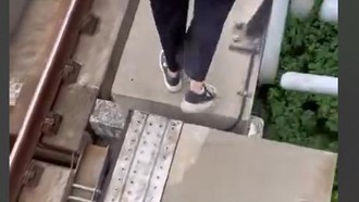 Cerita Penumpang Gemetar Jalan Kaki di Lintasan gegara LRT Jabodebek Gangguan Cerita Penumpang Gemetar Jalan Kaki di Lintasan gegara LRT Jabodebek Gangguan