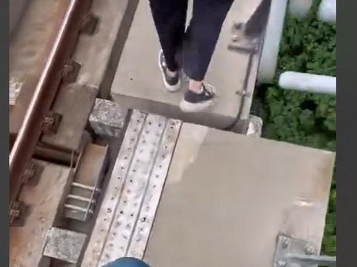 Momen Aida jalan kaki di atas lintasan LRT Jabodebek saat evakuasi (dok. Istimewa) Momen Aida jalan kaki di atas lintasan LRT Jabodebek saat evakuasi (dok. Istimewa)