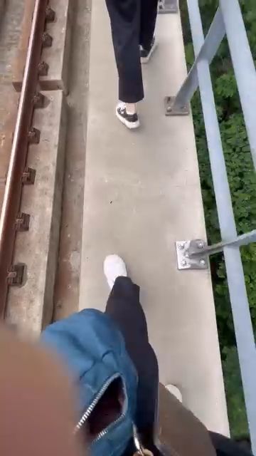 Momen Aida jalan kaki di atas lintasan LRT Jabodebek saat evakuasi (dok. Istimewa) Momen Aida jalan kaki di atas lintasan LRT Jabodebek saat evakuasi (dok. Istimewa)