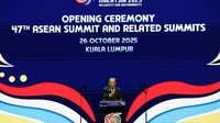 Perdana Menteri Malaysia Anwar Ibrahim menyampaikan pidato pada pembukaan Konferensi Tingkat Tinggi (KTT) ke-47 ASEAN di Kuala Lumpur, Minggu (26/10/2025). Foto: REUTERS/Chalinee Thirasupa