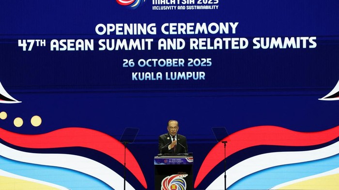 Momen Pembukaan KTT ASEAN 2025, Serukan Semangat Persatuan dan Perdamaian Malaysia's Prime Minister Anwar Ibrahim speaks at the opening ceremony of the 47th ASEAN Summit and Related Summits in Kuala Lumpur, Malaysia October 26, 2025. REUTERS/Chalinee Thirasupa