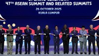 Perdana Menteri Malaysia Anwar Ibrahim berpose bersama Perdana Menteri Timor-Leste Kay Rala Xanana Gusmao, Presiden Timor-Leste Jose Ramos-Horta, Perdana Menteri Vietnam Pham Minh Chinh, Presiden Dewan Eropa Antonio Costa, Presiden Brasil Luiz Inacio Lula da Silva, Presiden Filipina Ferdinand Bongbong Marcos Jr., Presiden Afrika Selatan Cyril Ramaphosa, Sultan Brunei Hassanal Bolkiah, Presiden Indonesia Prabowo Subianto, dan Perdana Menteri Kanada Mark Carney foto bersama dalam upacara pembukaan KTT ASEAN ke-47 dan KTT-KTT terkait. Foto: REUTERS/Chalinee Thirasupa