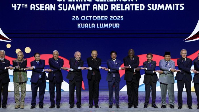 Momen Pembukaan KTT ASEAN 2025, Serukan Semangat Persatuan dan Perdamaian Malaysias Prime Minister Anwar Ibrahim poses with Timor-Lestes Prime Minister Kay Rala Xanana Gusmao, Timor-Lestes President Jose Ramos-Horta, Vietnams Prime Minister Pham Minh Chinh, European Council President Antonio Costa, Brazils President Luiz Inacio Lula da Silva, Philippinesβs President Ferdinand Bongbong Marcos Jr., South Africaβs President Cyril Ramaphosa, Bruneiβs Sultan Hassanal Bolkiah, Indonesiaβs President Prabowo Subianto and Canadaβs Prime Minister Mark Carney during the opening ceremony of the 47th ASEAN Summit and Related Summits in Kuala Lumpur, Malaysia October 26, 2025. REUTERS/Chalinee Thirasupa      TPX IMAGES OF THE DAY