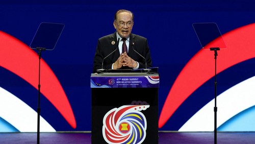Malaysias Prime Minister Anwar Ibrahim speaks at the opening ceremony of the 47th ASEAN Summit and Related Summits in Kuala Lumpur, Malaysia October 26, 2025. REUTERS/Chalinee Thirasupa