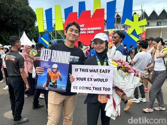 Momen viral saat pria melamar kekasihnya di  Jakarta Running Festival (JRF) 2025.