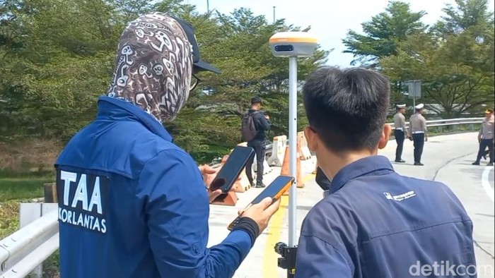 Olah TKP Laka Tol Pemalang Tim gabungan melakukan olah TKP kecelakaan maut yang menewaskan empat orang di Tol Pemalang, Minggu (26/10/2025).