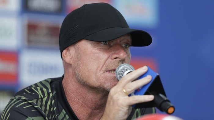 Pelatih Persis Solo Peter de Roo, saat konferensi pers di Stadion Gelora Bandung Lautan Api, Bandung, Minggu (26/10/2025). Pelatih Persis Solo Peter de Roo, saat konferensi pers di Stadion Gelora Bandung Lautan Api, Bandung, Minggu (26/10/2025).