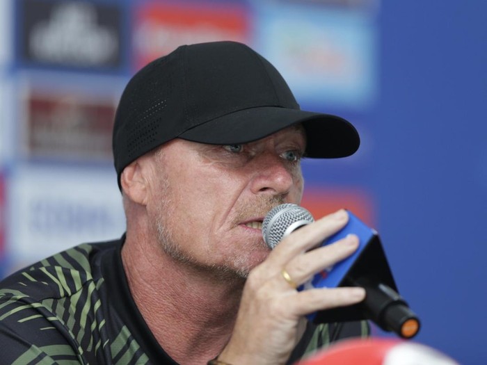 Pelatih Persis Solo Peter de Roo, saat konferensi pers di Stadion Gelora Bandung Lautan Api, Bandung, Minggu (26/10/2025). Pelatih Persis Solo Peter de Roo, saat konferensi pers di Stadion Gelora Bandung Lautan Api, Bandung, Minggu (26/10/2025).