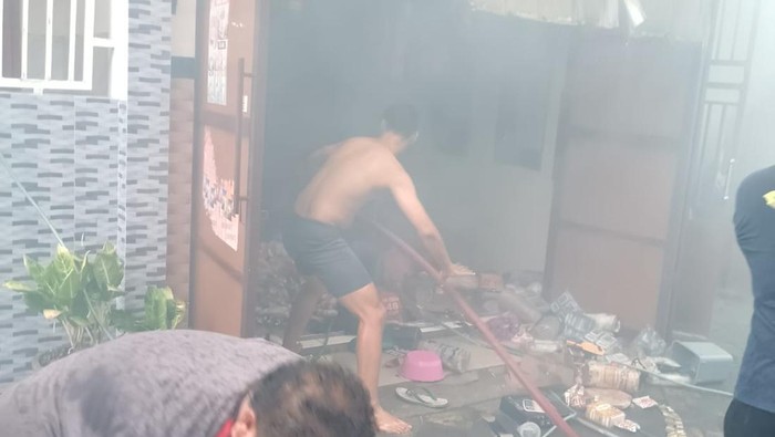 Pemadaman rumah yang terbakar diduga saat pemilik sedang memperbaiki sound system. Pemadaman rumah yang terbakar diduga saat pemilik sedang memperbaiki sound system.