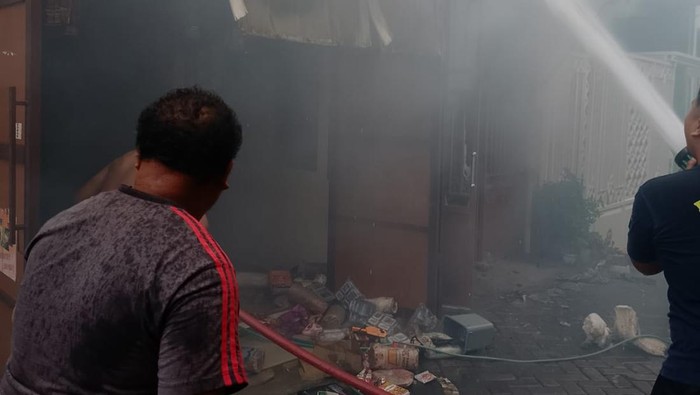 Pemadaman rumah yang terbakar diduga saat pemilik sedang memperbaiki sound system. Pemadaman rumah yang terbakar diduga saat pemilik sedang memperbaiki sound system.