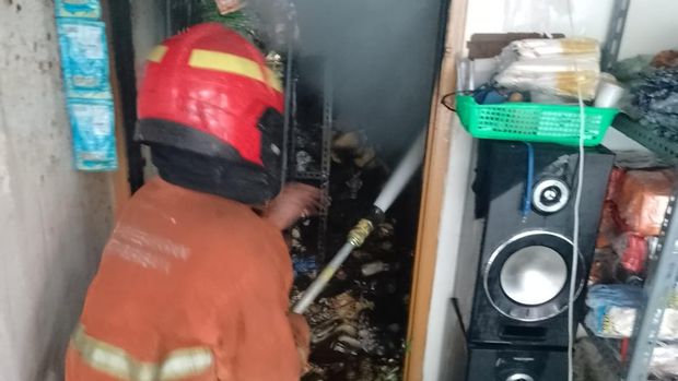 Pemadaman rumah yang terbakar diduga saat pemilik sedang memperbaiki sound system. Pemadaman rumah yang terbakar diduga saat pemilik sedang memperbaiki sound system.