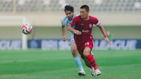 Pemain sayap kiri, Sho Yamamoto (merah), ada di urutan kedua pemain termahal Persis. Nilai pasarnya mencapai Rp4,35 miliar. Ia merupakan salah satu nyawa penting permainan Persis. (Foto: Dok. Persis Solo)