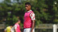 Cleylton jadi pemain termahal kelima Persis. Transfermarkt mencatat nilai pasar bek asal Brasil berusia 32 tahun itu mencapai Rp3,91 miliar. Namun pemain ini absen melawan Persib akibat akumulasi kartu kuning. (Foto: Dok. Persis Solo)