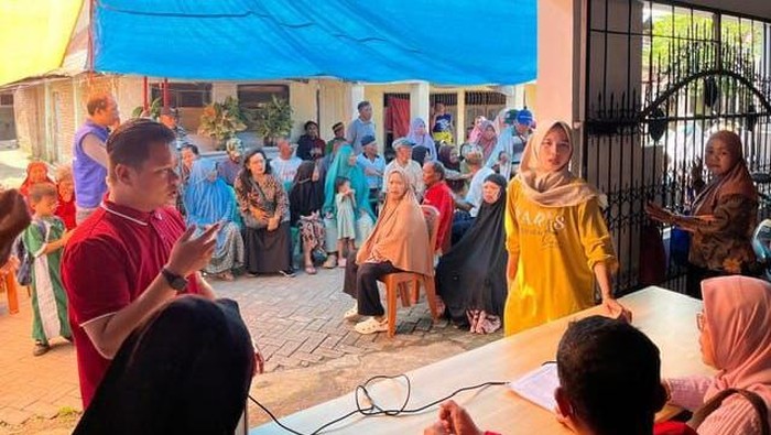 Pemprov Sulsel melalui Dinas Sosial menyerahkan bantuan kepada mantan penderita kusta. Pemprov Sulsel melalui Dinas Sosial menyerahkan bantuan kepada mantan penderita kusta.