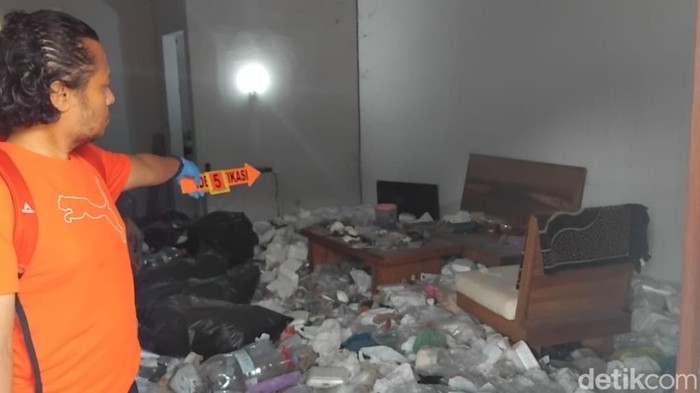 Penemuan Mayat di Pati Mayat pria di Pati ditemukan di rumah penuh sampah, Sabtu (25/10/2025).