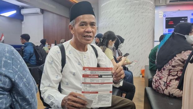 Penumpang batalkan perjalanan di Stasiun Gambir Lama menunggu, Tata (70) memilih batalkan perjalanan kereta di Stasiun Gambir