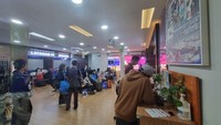 Penumpang di St Gambir Ramai Batalkan Perjalanan Imbas KA Purwojaya Anjlok Penumpang di St Gambir Ramai Batalkan Perjalanan Imbas KA Purwojaya Anjlok
