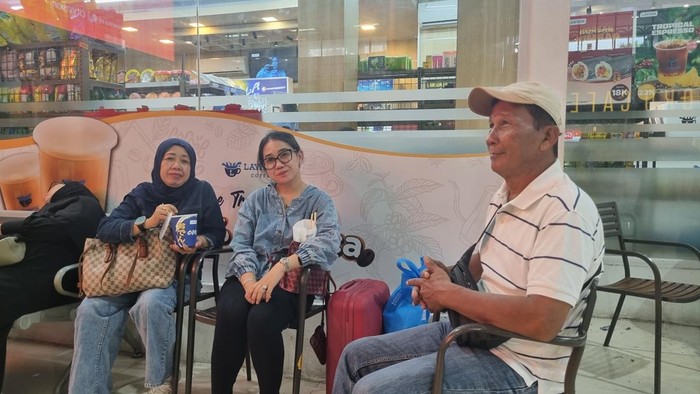 Penumpang menunggu di Stasiun Gambir Nasum dan keluarga menunggu kereta berjam-jam di Stasiun Gambir buntut KA Purwojaya anjlok sehari sebelumnya.