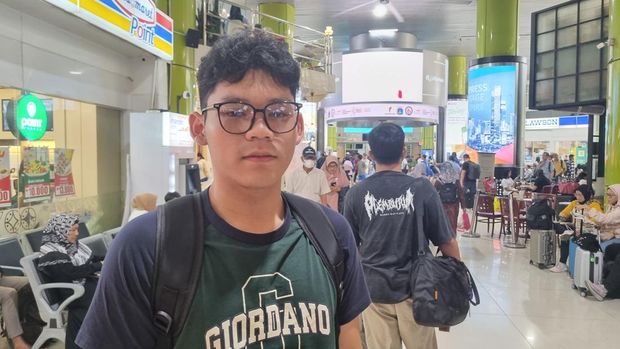 Penumpang tunggu kereta di Stasiun Gambir Fachmi sampai bolak-balik ke petugas pastikan keberangkatan keretanya.
