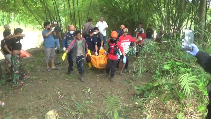 Petugas mengevakuasi mayat yang membusuk di Sungai Citarum. Petugas mengevakuasi mayat yang membusuk di Sungai Citarum.