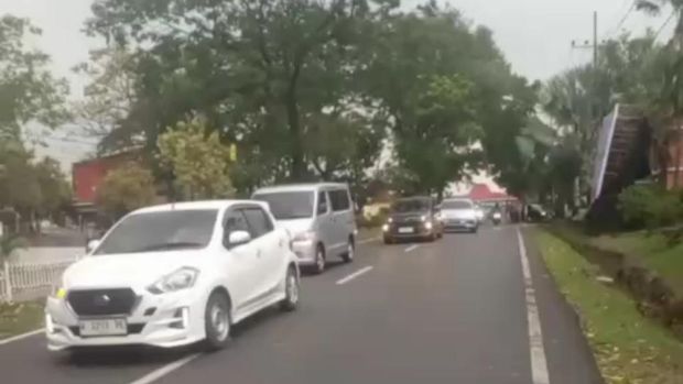 Pohon Sonokeling besar tumbang di jalur wisata Prigen, Pasuruan dekat Taman Chandra Wilwatikta. Lalu lintas direkayasa. Pohon Sonokeling besar tumbang di jalur wisata Prigen, Pasuruan dekat Taman Chandra Wilwatikta. Lalu lintas direkayasa.