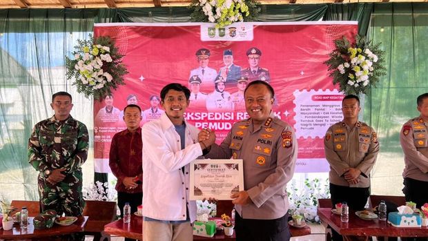 Polda Riau dan Ekspedisi Rembuk Pemuda Riau tanam 1.000 mangrove di Pulau Rupat Polda Riau dan Ekspedisi Rembuk Pemuda Riau tanam 1.000 mangrove di Pulau Rupat, Minggu (26/10/2025).