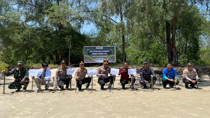 Polda Riau dan Ekspedisi Rembuk Pemuda Riau tanam 1.000 mangrove di Pulau Rupat Polda Riau dan Ekspedisi Rembuk Pemuda Riau tanam 1.000 mangrove di Pulau Rupat, Minggu (26/10/2025).
